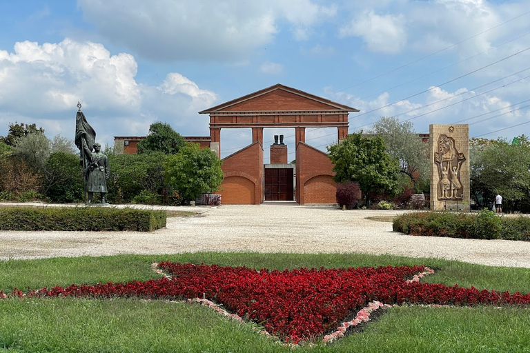 Rijd met gids naar Memento-park naar iconen van het communismeStandaard Optie