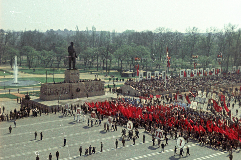 Rijd met gids naar Memento-park naar iconen van het communismeStandaard Optie