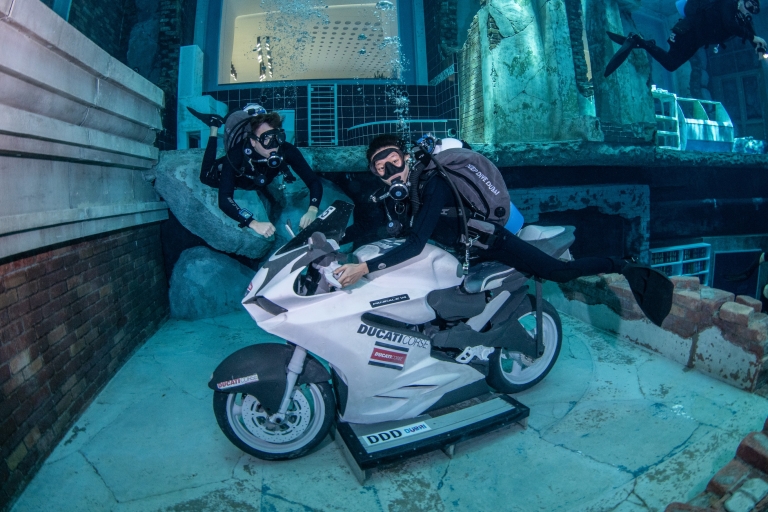 Dubaj: Odkryj nurkowanie dla początkujących w Deep Dive DubaiPlatynowe nurkowanie z długim filmem i wycieczką po obiekcie