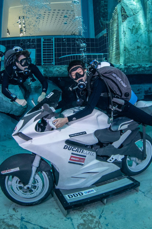 ドバイ：ディープ ダイブで初心者向けのスキューバ ダイビングを体験