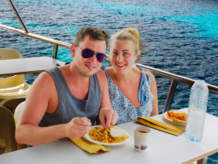 Menorca: Koko päivän veneretki Paella-lounaalla | GetYourGuide