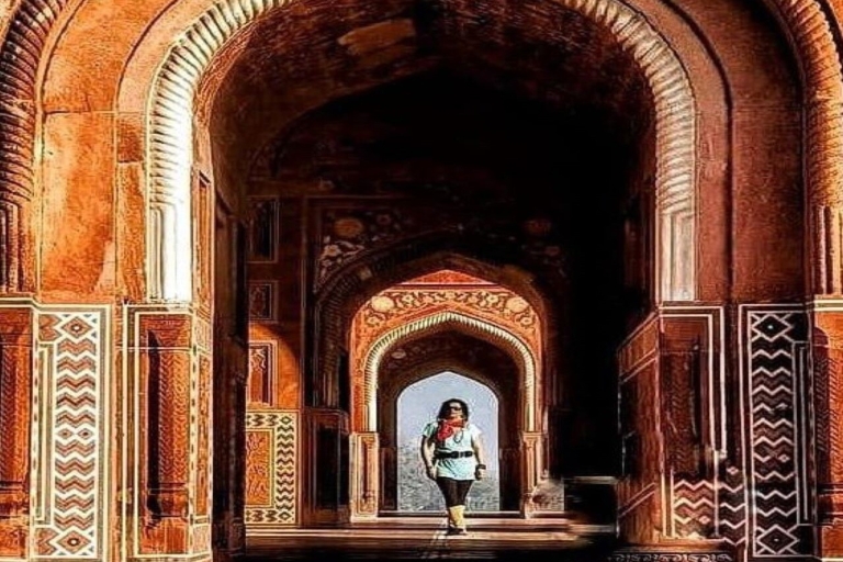 Z Delhi: Taj Mahal i Agra Fort Tour Gatimaan ExpressPociąg 2. klasy z samochodem i biletem wstępu dla przewodnika