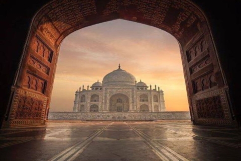Visite du Taj Mahal en Gatimaan Express au départ de Delhi & repas gratuitsVisite du Taj Mahal en train Gatimaan et petit-déjeuner gratuit au départ de Delhi.