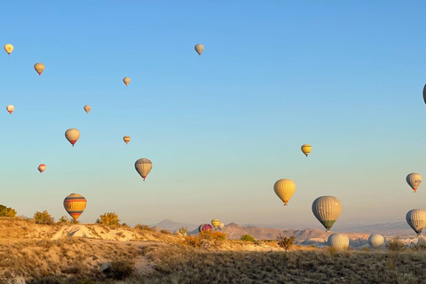 Cappadocia Sunrise Heteluchtballon in kat WalleyCappadocia Sunrise heteluchtballon in kat Walley