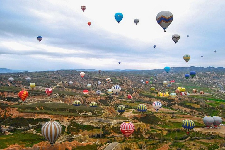 Globo aerostático al amanecer en Capadocia en cat Walley