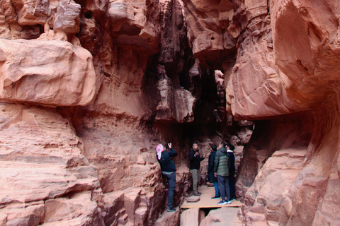 Wadi Rum: 2 notti/3 giorni di trekking nel deserto, campeggio e pasti