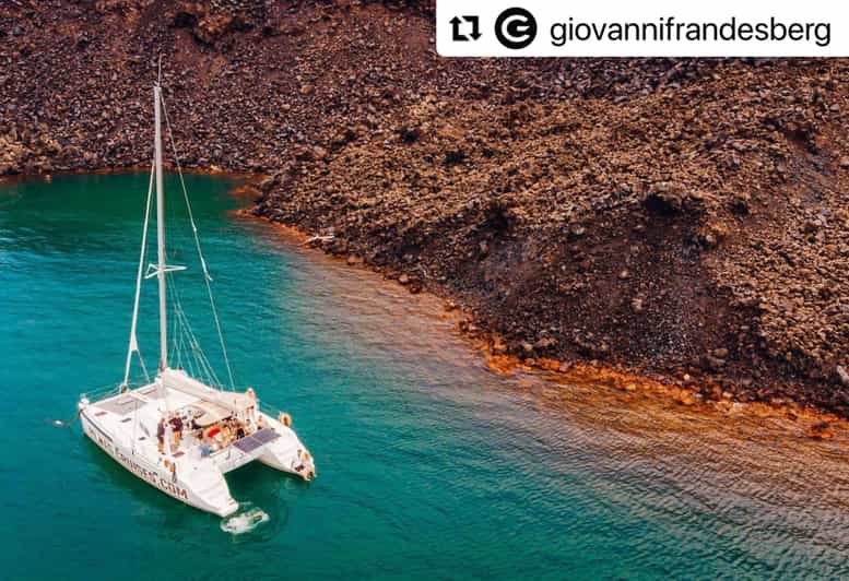 Santorini: Deluxe Catamaran Cruise with Food and Drinks