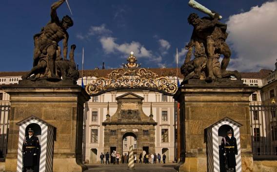 Prag: Spaziergang mit Eintrittskarte zur Prager Burg & Getränk