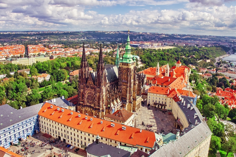 Prague Castle Tour in French with Monuments Entrance