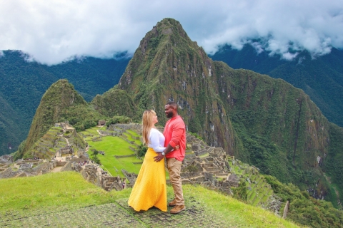 2-Day Tour:Sacred Valley and Machupicchu by Train from Cusco Opción 1: Con tren Normal