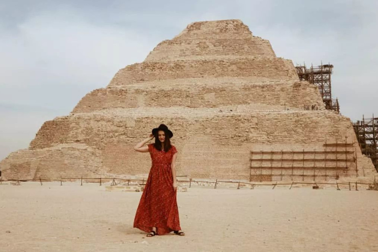 Cairo: Sakkara e Memphis: excursão particular de 4 horas com trasladoTour particular incluindo traslados, guia de turismo e entrada