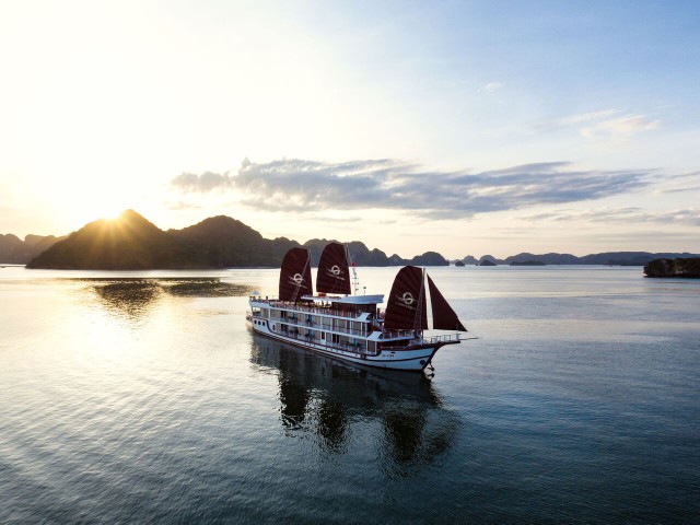 Visit Ha Long & Lan Ha Bays: 2-Day Cruise with Meals & Kayaking in Lake George