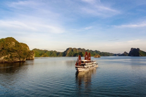 Z Hanoi: 2-dniowy rejs po zatokach Ha Long i Lan Ha z posiłkamiZ Hanoi: 2-dniowy rejs po zatoce Lan Ha z luksusowym transferem