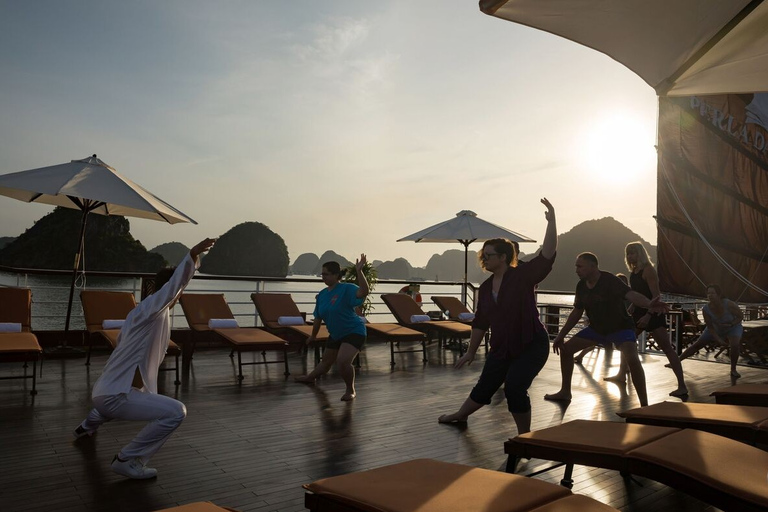 Vanuit Hanoi: tweedaagse cruise naar de Ha Long- en Lan Ha-baaien met maaltijdenVanuit Hanoi: tweedaagse cruise Lan Ha Bay met luxe transfer