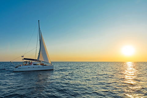 Athènes : Demi-journée de croisière en catamaran au coucher du soleilAthènes : Croisière de groupe d'une demi-journée en catamaran au coucher du soleil