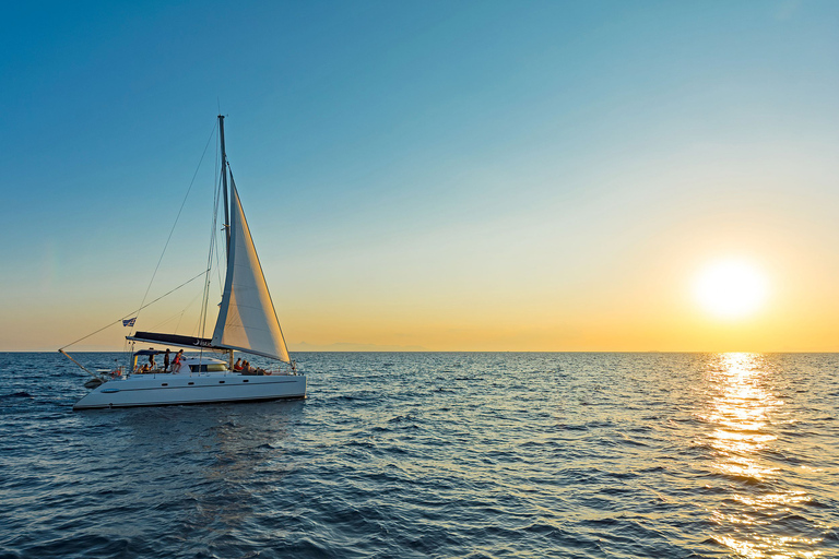 Athènes : Demi-journée de croisière en catamaran au coucher du soleilAthènes : Croisière de groupe d'une demi-journée en catamaran au coucher du soleil