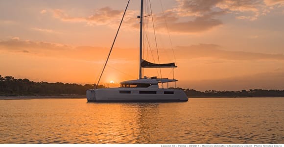 Athen: Halbtägige Katamaran-Kreuzfahrt bei Sonnenuntergang mit Essen & Getränken