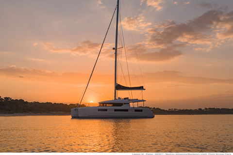 Athènes : Demi-journée de croisière en catamaran au coucher du soleilAthènes : Croisière de groupe d'une demi-journée en catamaran au coucher du soleil