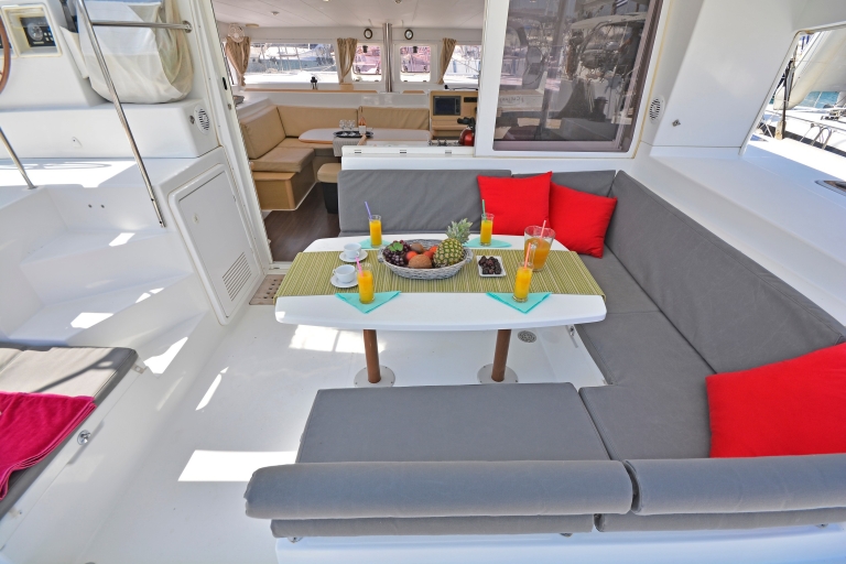 Mykonos: Crucero de un día en catamarán con almuerzo fresco