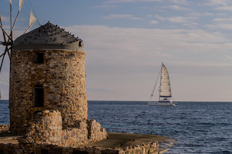 Mykonos: Prywatna wycieczka katamaranem o poranku lub o zachodzie słońca