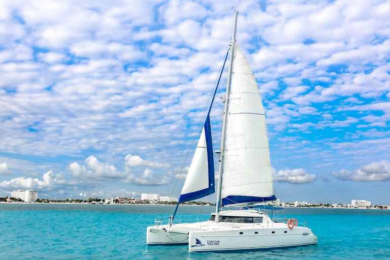 Cancún: Catamaran Party to Isla Mujeres with Buffet and Bar