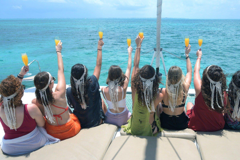 Cancún: Catamaran Party to Isla Mujeres with Buffet and Bar