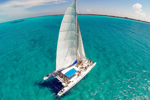 Cancún: Catamaran Party to Isla Mujeres with Buffet and Bar