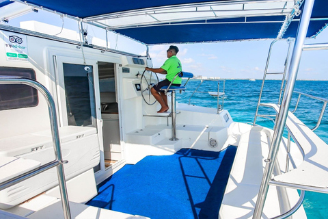 Cancún: Catamaran Party to Isla Mujeres with Buffet and Bar