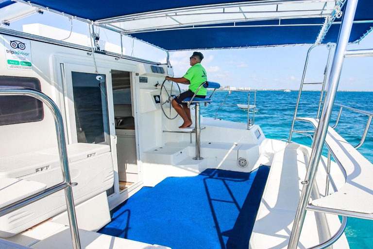 Cancún: Catamaran Party to Isla Mujeres with Buffet and Bar