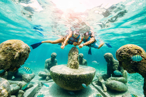 Cancún: Catamaran Party to Isla Mujeres with Buffet and Bar