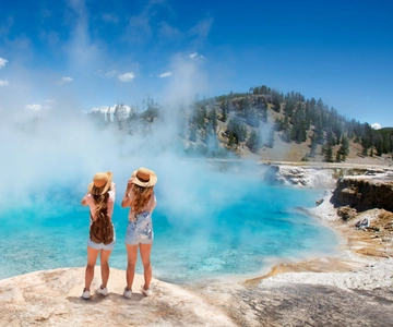 Yellowstone: Old Faithful, Waterfalls, and Wildlife Day Tour
