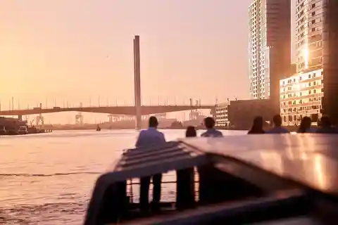 Melbourne: Golden Hour & City Lights Cruise