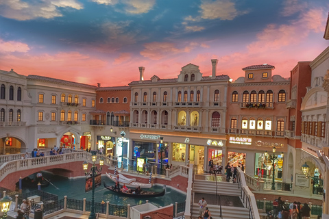 Explora lugares de interés: tour a pie por el Strip de Las Vegas.Explora lugares imprescindibles: tour a pie por el Strip de Las Vegas