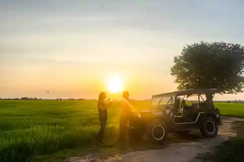Siem Reap: excursão de jipe ao pôr do sol no campo com bebidas