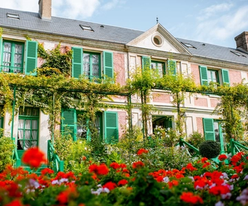 From Paris: Giverny and Versailles Palace Guided Day Trip