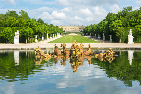 Da Parigi: Escursione guidata a Giverny e al Palazzo di Versailles