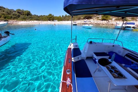 Ze Splitu: Prywatna łódź z rurą holowniczą, SUP i snorkeling