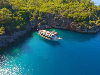 Marmaris: Boat Trip with Unlimited Drinks and BBQ Lunch