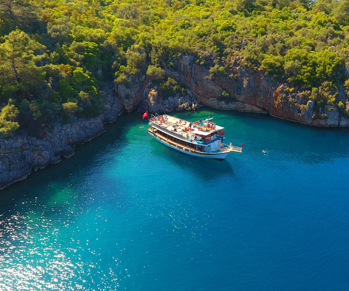 Marmaris: Boat Trip with Unlimited Drinks and BBQ Lunch