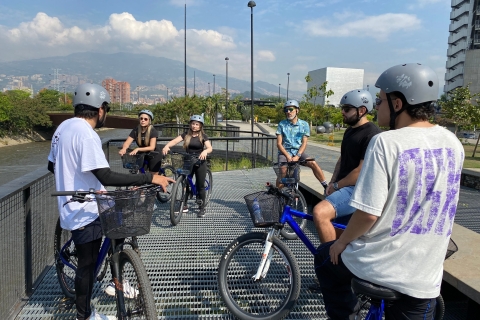Tour en bici por Medellín con aperitivos y cerveza local