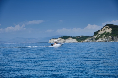 Korfu: Prywatna wypożyczalnia łodzi (samochód)Wynajem łodzi na Korfu (samochód)