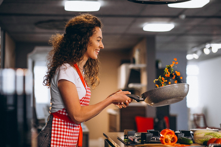 Santorini: Clase de cocina con un chef en la cervecería FtelosClase de cocina griega en la cervecería Ftelos con comida de 4 platos