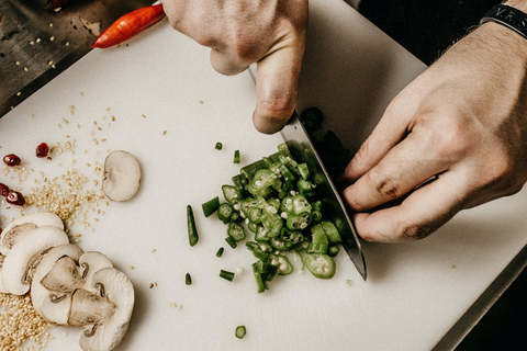 Santorini: Clase de cocina con un chef en la cervecería FtelosClase de cocina griega en la cervecería Ftelos con comida de 4 platos