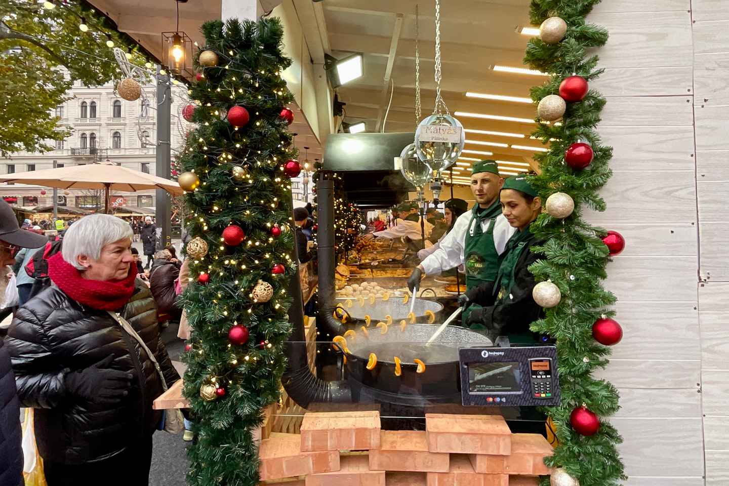 Budapest: Tour Guidato ai Mercatini di Natale con Degustazioni