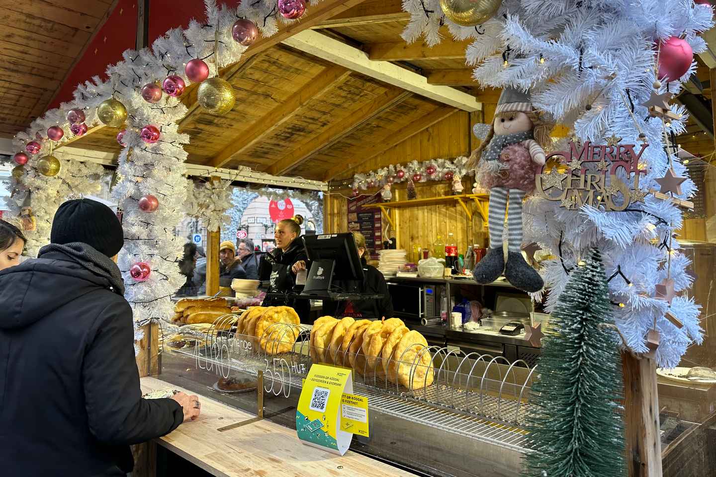 Budapest: Tour Guidato ai Mercatini di Natale con Degustazioni