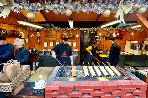 Budapest: Christmas Market Guided Walking Tour with Tastings