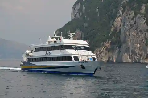 Salerno: Biglietto per il traghetto di un giorno intero per Amalfi, Capri e Positano