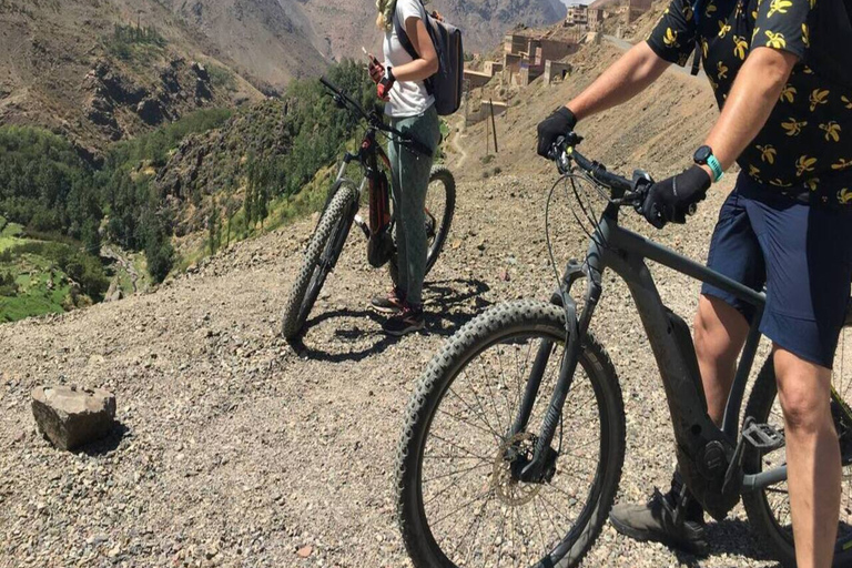 De Marrakech: excursion d'une journée à vélo guidée dans les montagnes de l'Atlas