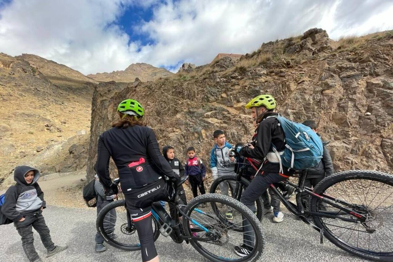 De Marrakech: excursion d'une journée à vélo guidée dans les montagnes de l'Atlas