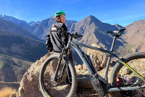 De Marrakech: excursion d'une journée à vélo guidée dans les montagnes de l'Atlas